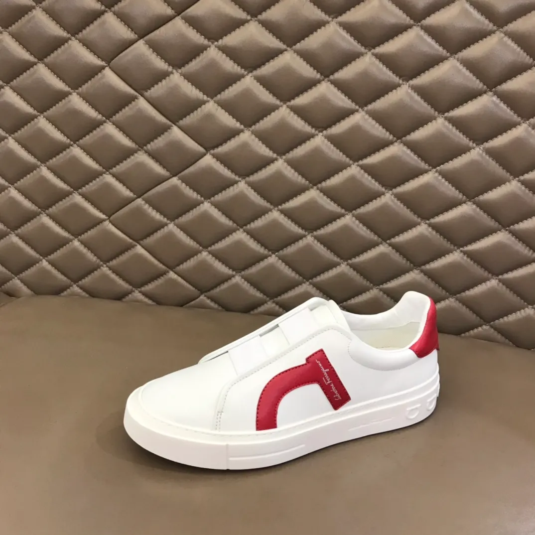 p400【Salvatore Ferraga**】New men's low-top casual shoes! Top-quality cow products, original lasts, made of imported cowhide, first-class texture, first-layer sheepskin lining! Original outsole! The details are exquisite and the style is versatile and upscale! Decorated with a three-dimensional Gancini logo, the back of the tongue and lace-up piping add a pop of color. The high-tech sole features a holographic pattern and Gancini details, making it ideal for a practical yet stylish everyday look. Code number 38-44 (45 can be customized)